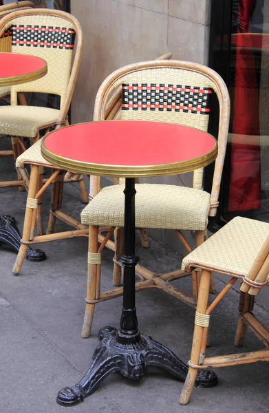 Table dans un café parisien typique — Photo