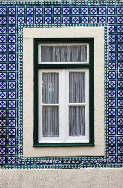 Typisch portugiesisches Fenster — Stockfoto