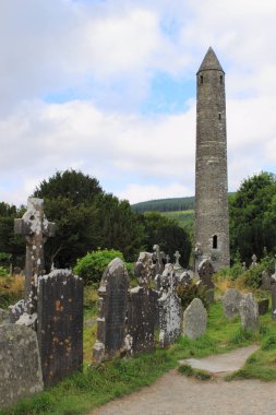 Yuvarlak kulenin ve Glendalough mezarlıkta