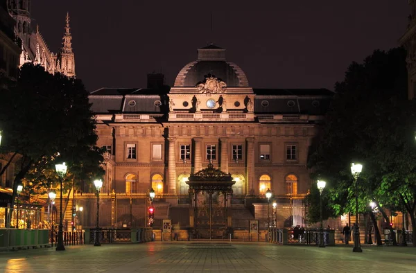 Palác spravedlnosti v noci v Paříži — Stock fotografie