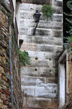 Verona kentsel manzara ile eski sokak lambası