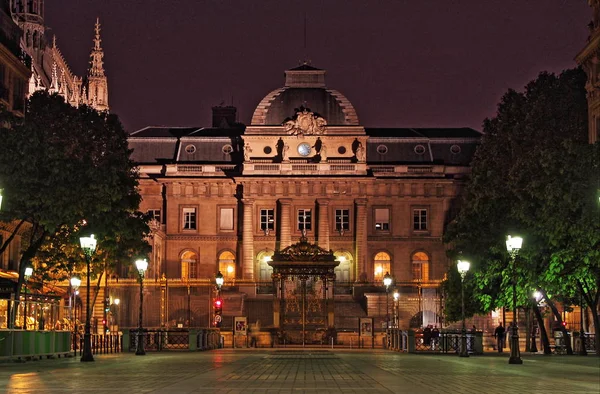 Palacio de Justicia de noche en París - HDR — Foto de Stock