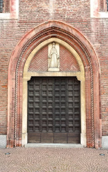 Portal gótico a la Iglesia de la Coronación — Foto de Stock