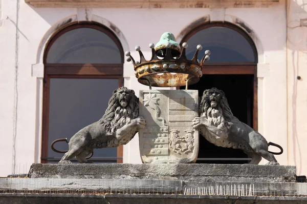 Vapensköld och krona i Venedig — Stockfoto