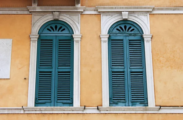 Anciennes fenêtres médiévales — Photo