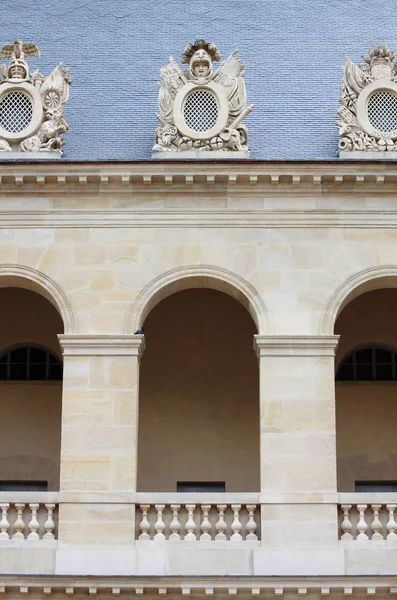 Αέτωμα διακοσμήσεις στο Les Invalides — Φωτογραφία Αρχείου