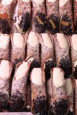 Sicilya cannoli yığını