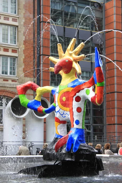 Strawinsky-Brunnen im Zentrum von Pompidou. Paris, Frankreich — Stockfoto