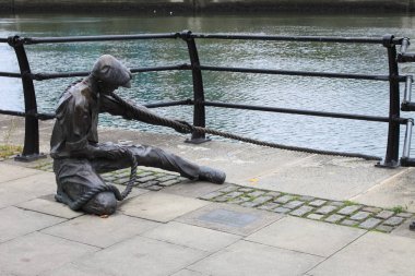 Dublin Liffey Nehri yan hakem heykeli