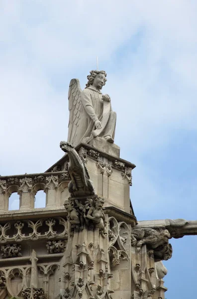 Socha anděla v věž Saint-Jacques — Stock fotografie