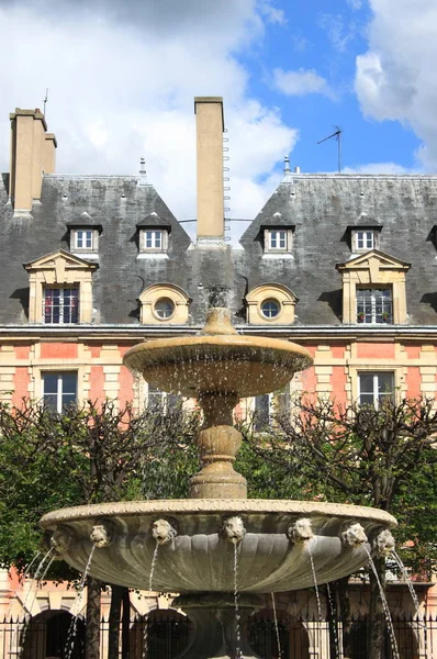 Kašna na náměstí Place des Vosges — Stock fotografie