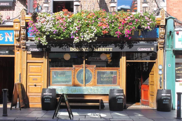 Бар Doheny & Nesbitt в Дублине — стоковое фото