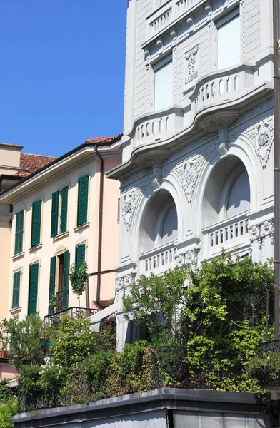 Renaissance balcony with flower pots — Stock Photo, Image