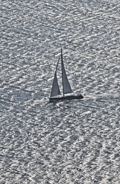 Вітрильний човен посеред океану — стокове фото
