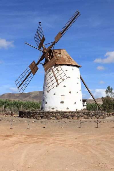 Traditionelle steinerne Windmühle auf fuerteventura — Stockfoto