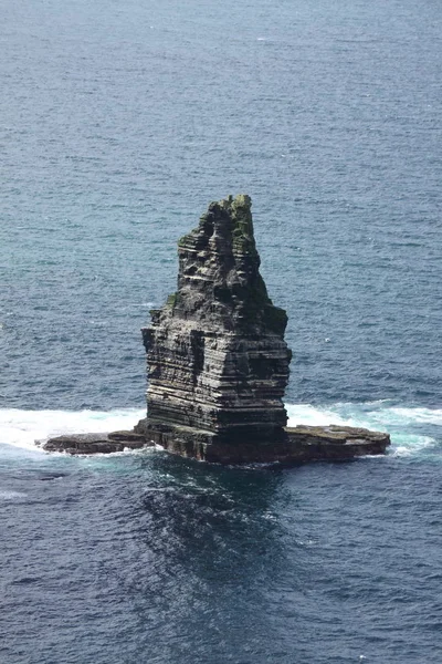 Isola rocciosa di fronte alle scogliere di Moher — Foto Stock