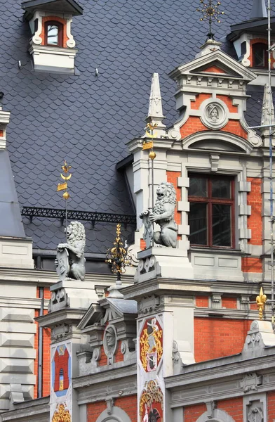 Leeuw beelden in het huis van de mee-eters van Riga — Stockfoto