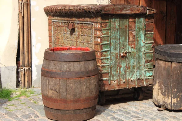 Cofre medieval e barril — Fotografia de Stock