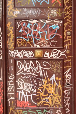Ahşap eski stil açık kapı graffiti ile