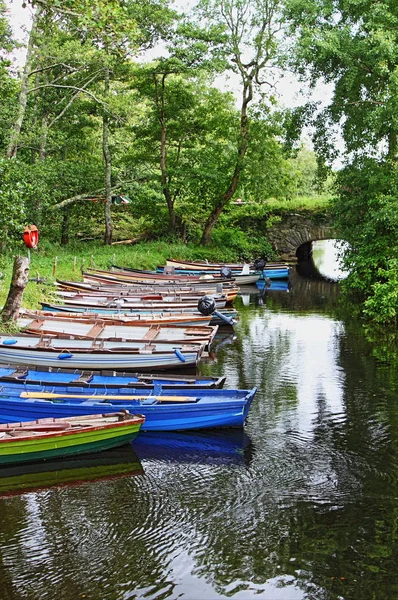 Barcos de pesca no rio — Fotografia de Stock