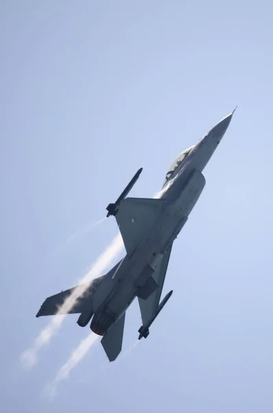 F-16 Falcão lutador — Fotografia de Stock