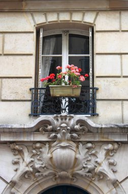 çiçekli Rönesans penceresi