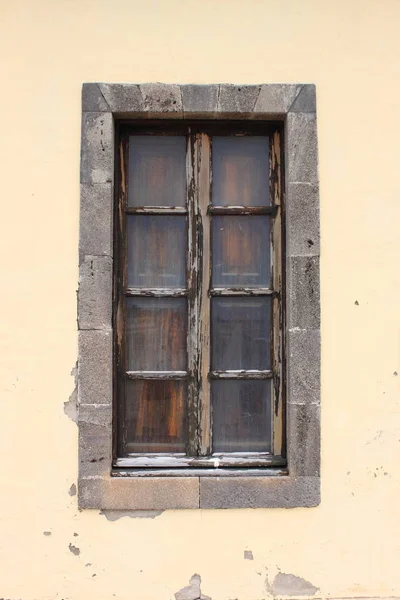 Oude beboste venster — Stockfoto