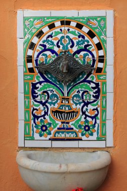 Antik çeşme azulejo ile