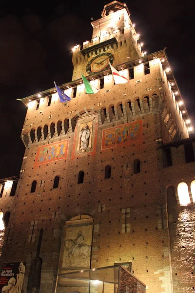 夜の主要なタワーのスフォルツェスコ城 — ストック写真