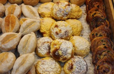 Taze ekmek bir fırında görüntülenen çeşitli tür