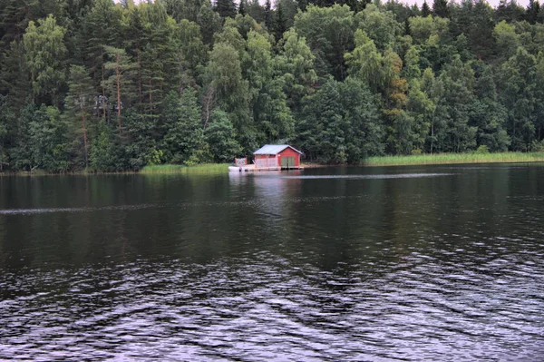 Typisch Scandinavische rode houten huis — Stockfoto