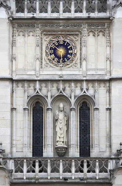 Fachada de la iglesia de Saint Germain l 'Auxerrois — Foto de Stock