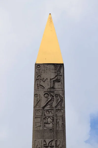 Egyptian Obelisk of Luxor in Paris — Stock Photo, Image