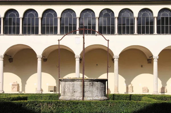 Kreuzgang von San Domenico in Perugia — Stockfoto