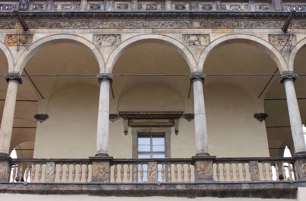 Colonnade en el Palacio de Verano Reina Ana —  Fotos de Stock