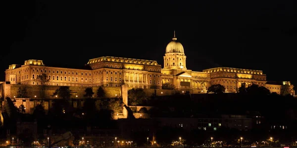 Budapeşte Kraliyet Sarayı gece — Stok fotoğraf