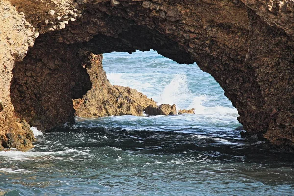 Arco naturale nella roccia - HDR — Foto Stock