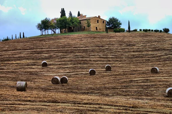 Paisaje Toscana Con Villa Lujo Cipreses Fardos Heno Hdr —  Fotos de Stock