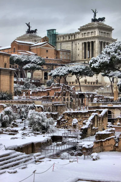 Monumento a Víctor Manuel II bajo la nieve — Foto de Stock