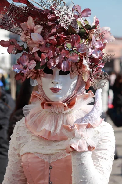 Personne en costume vénitien — Photo