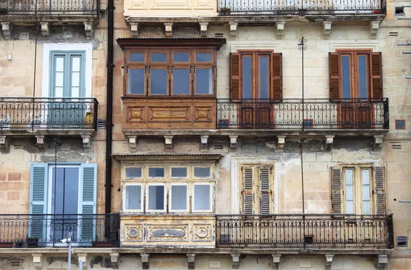 Varandas coloridas em Valletta — Fotografia de Stock