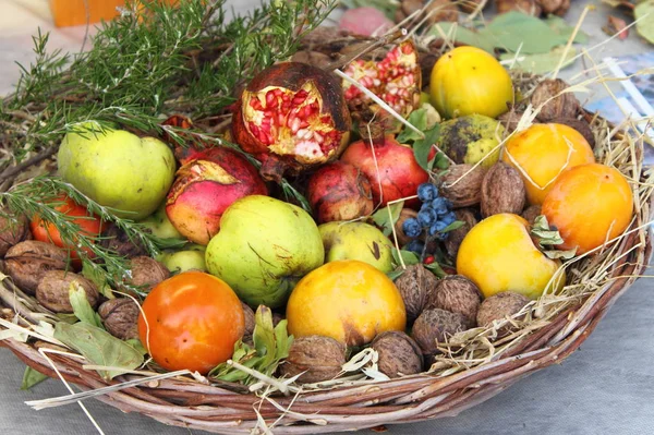 Cesta Com Várias Frutas Pomergranadas Nozes Caqui Caqui Maçãs Uvas — Fotografia de Stock