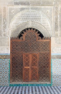 İslami bir medrese kapıdan