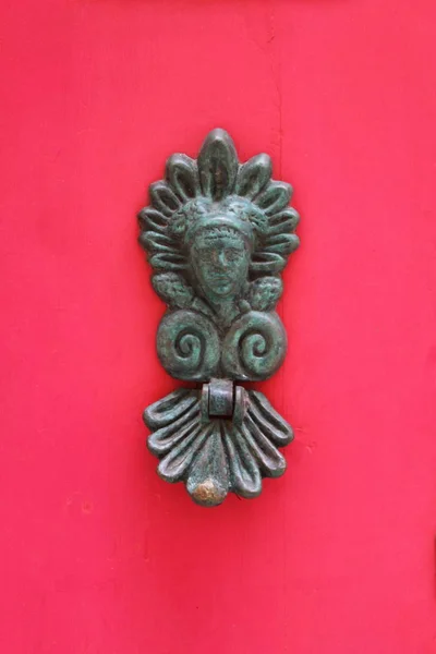 Batedor de bronze decorado — Fotografia de Stock