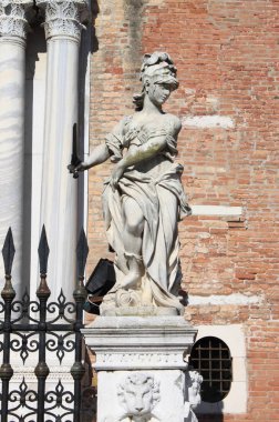 Venedik cephaneliğinde silahlı kadın heykeli