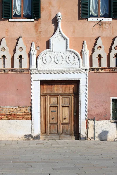 Typische Renaissance-Tür in Venedig — Stockfoto