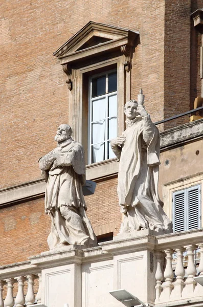 Statues on top of Saint Peter Basilica — Stockfoto