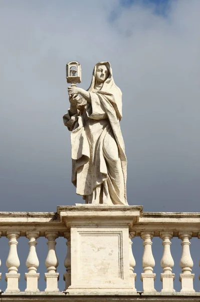 Статуя на вершині базиліки Святого Петра. — стокове фото