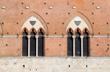 Siena Belediye Binası 'ndaki ortaçağ pencereleri