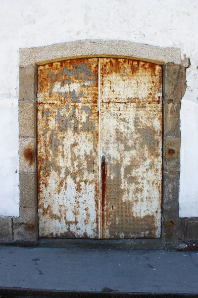 Porta de metal antigo — Fotografia de Stock